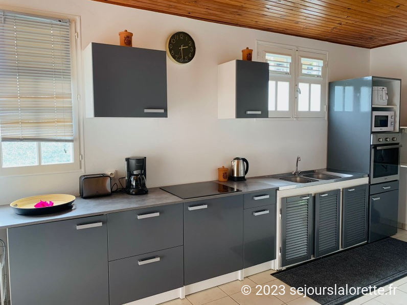 Un coin cuisine accueillant ... de quoi se laisser aller à la gourmandise d'un bon petit plat.