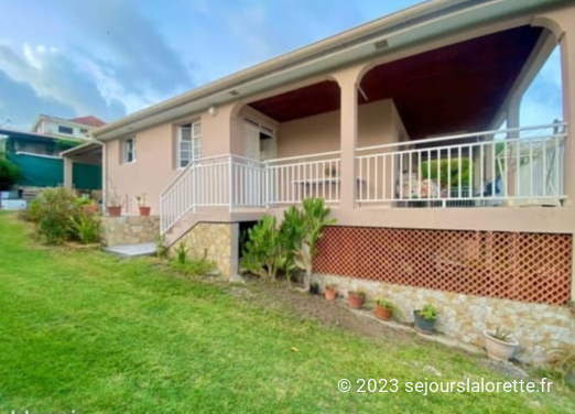 Venez profiter de notre jardin extérieur pour une bonne sieste, s'amuser en famille, ou pour... refaire le monde !