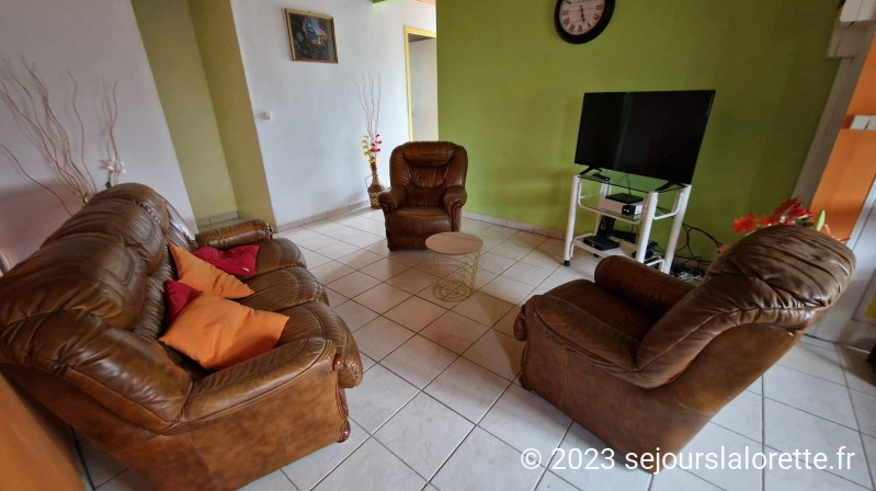 Un espace séjour lumineux pour la détente, la lecture ou tout simplement un bon film...